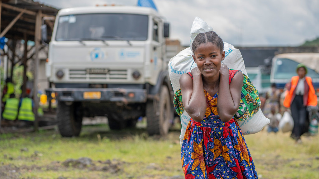 Une femme porte de la nourriture fournie par l'ONU à Goma, en République démocratique du Congo.